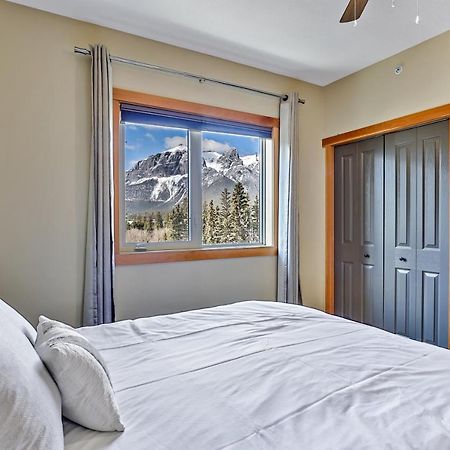 Апартаменты Spectacular Mountain View Corner Unit Pool Hot Tub Park Pass Канмор Экстерьер фото